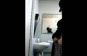Esibizionista italiana si masturba nel bagno di un negozio